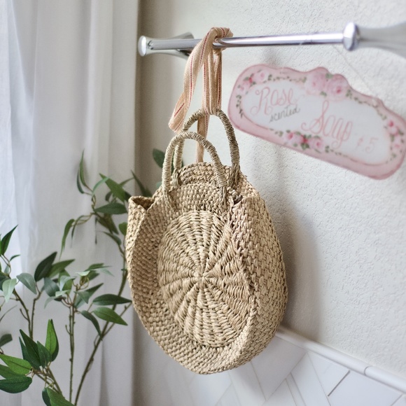 Hand Crafted Natural Straw Handbag - Picture 4 of 8